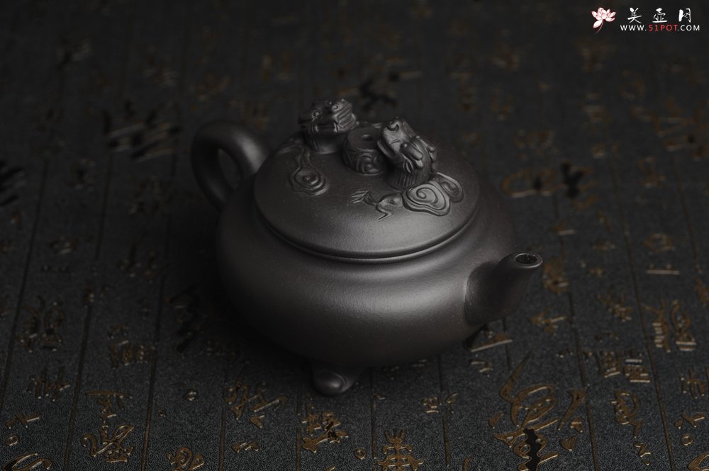 紫砂壶图片：美壶年底特惠 精致优质黑料双龙祥云壶 - 美壶网