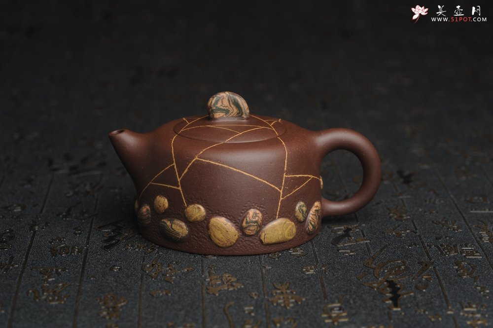 紫砂壶图片：美壶特惠 沈老师年末精工老紫泥冰纹 绞泥紫砂雨花石 井栏套壶 一壶200cc 二杯（每杯88cc） - 美壶网