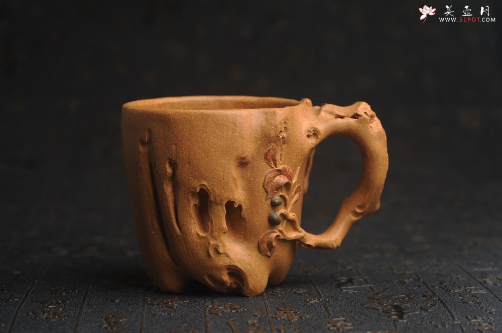 紫砂壶图片：美杯精品特惠 实力演绎全手工老黄段泥松鼠杯 松鼠灵动 贴叶生动 不失为一把好杯 - 美壶网