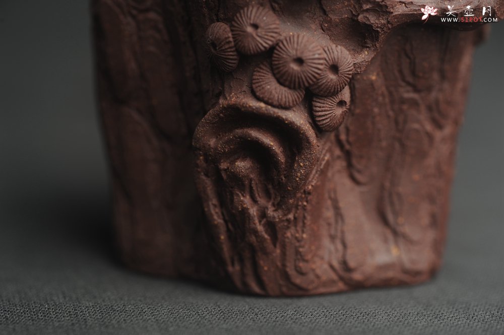 紫砂壶图片：潜力股作品 全手工优质紫泥松桩杯 肌理丰富 全推松皮逼真 枝干生动 - 美壶网