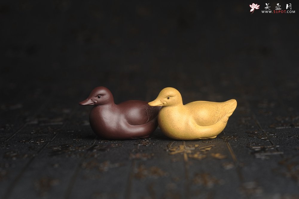 紫砂壶图片：美宠特惠 超精工特好黄段泥小黄鸭茶宠摆件 呆萌 长6宽2.5高3cm - 美壶网