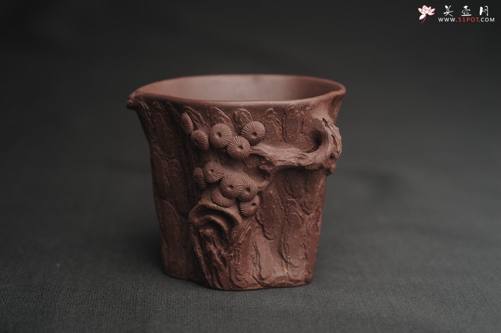 紫砂壶图片：潜力股作品 全手工优质紫泥松桩杯 肌理丰富 全推松皮逼真 枝干生动 - 美壶网