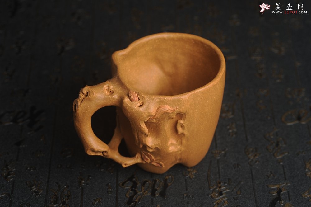 紫砂壶图片：美杯精品特惠 实力演绎全手工老黄段泥松鼠杯 松鼠灵动 贴叶生动 不失为一把好杯 - 美壶网