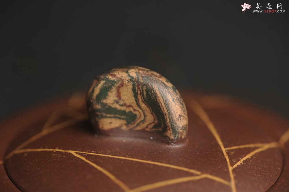 紫砂壶图片：美壶特惠 沈老师年末精工老紫泥冰纹 绞泥紫砂雨花石 井栏套壶 一壶200cc 二杯（每杯88cc） - 美壶网