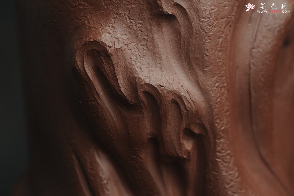 紫砂壶图片：美筒特惠 精致全手工紫泥藏蟾笔筒 高12cm直径10cm 贴叶灵动 金蟾生动 - 美壶网