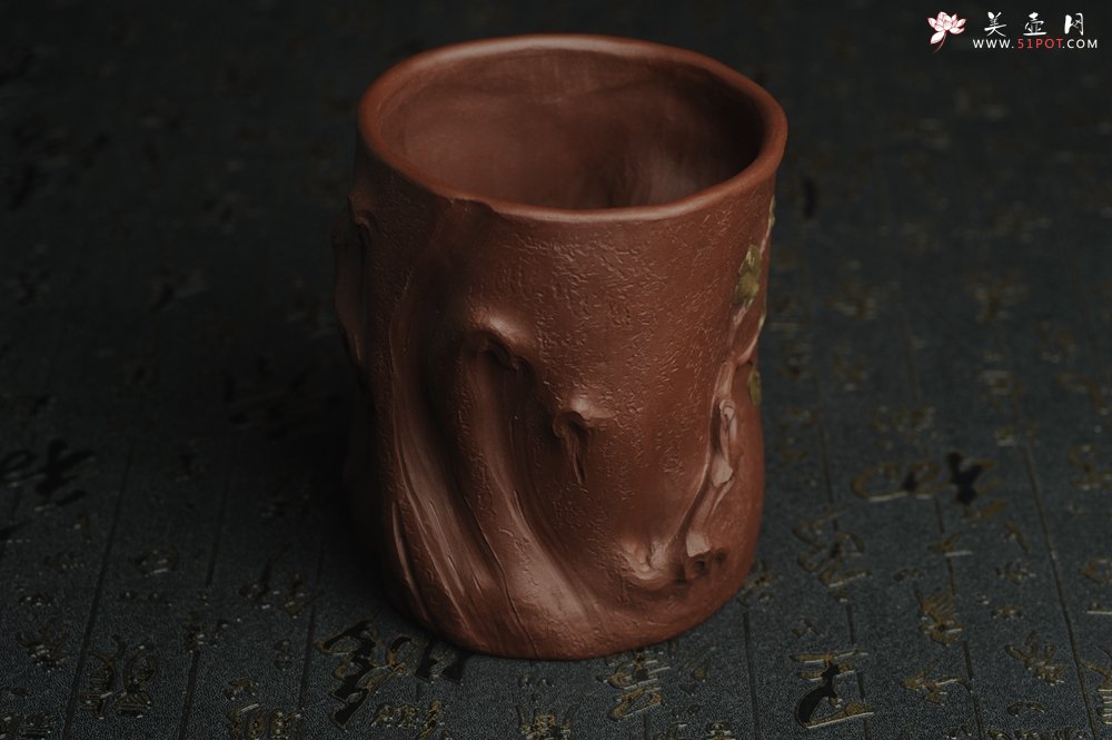 紫砂壶图片：美筒特惠 精致全手工紫泥藏蟾笔筒 高12cm直径10cm 贴叶灵动 金蟾生动 - 美壶网