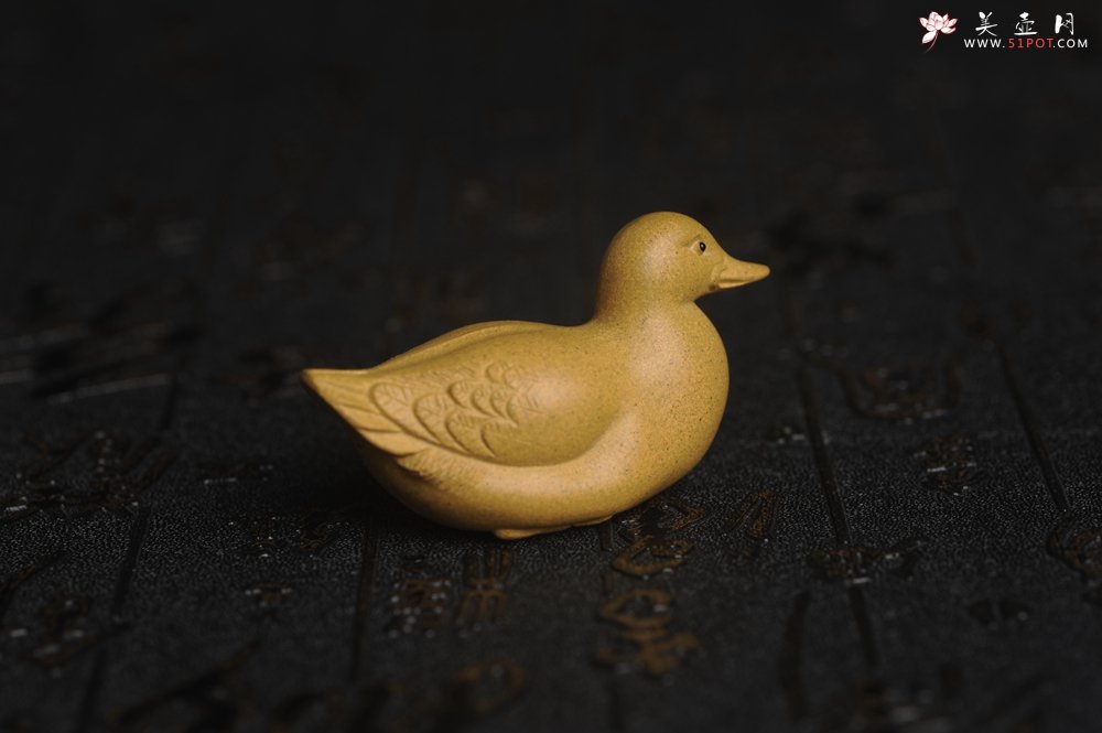 紫砂壶图片：美宠特惠 超精工特好黄段泥小黄鸭茶宠摆件 呆萌 长6宽2.5高3cm - 美壶网