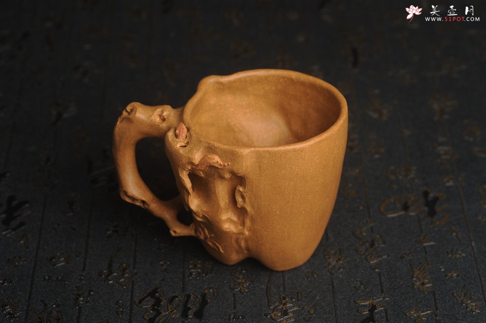 紫砂壶图片：美杯精品特惠 实力演绎全手工老黄段泥松鼠杯 松鼠灵动 贴叶生动 不失为一把好杯 - 美壶网