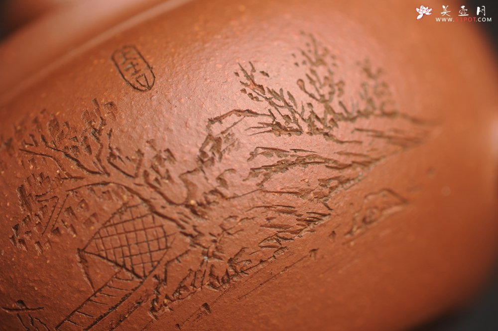 紫砂壶图片：特油润降坡泥 装饰山水 全手工大蕴存心壶 - 美壶网