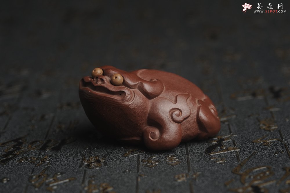 紫砂壶图片：美宠特惠 精工紫泥如意金蟾 长8cm宽6cm高4cm 茶盘尤物 - 美壶网