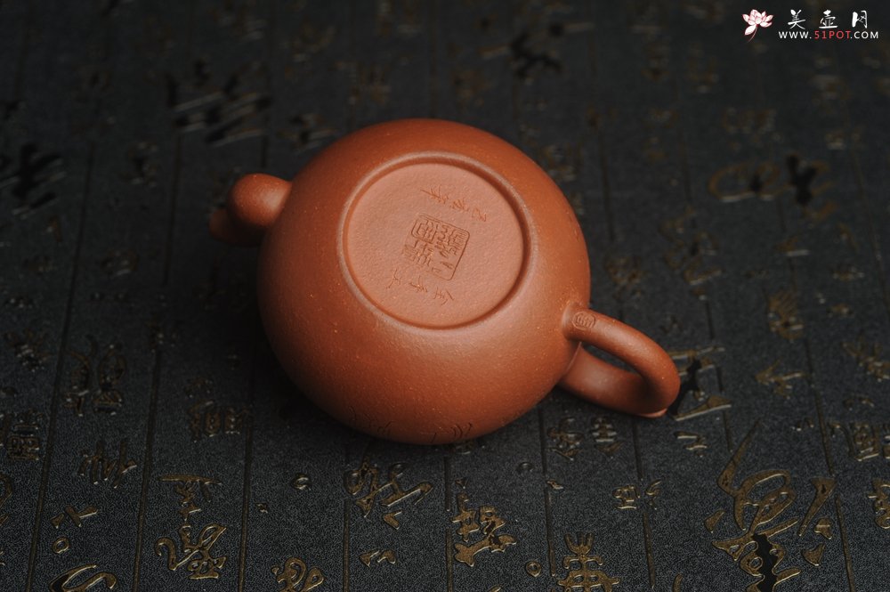 紫砂壶图片：特油润降坡泥 装饰山水 全手工大蕴存心壶 - 美壶网