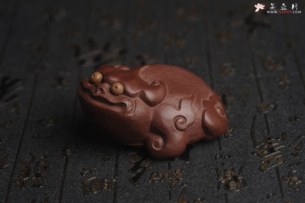 紫砂壶图片：美宠特惠 精工紫泥如意金蟾 长8cm宽6cm高4cm 茶盘尤物 - 美壶网