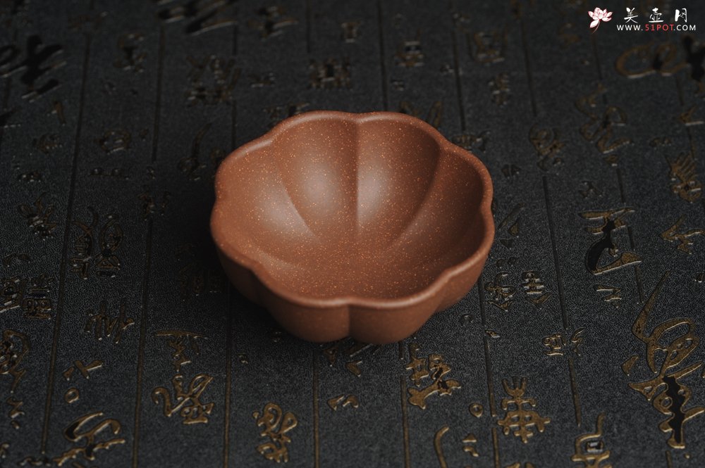 紫砂壶图片：美杯特惠 精致调砂紫泥菱花杯90cc 茶人醉爱 - 美壶网