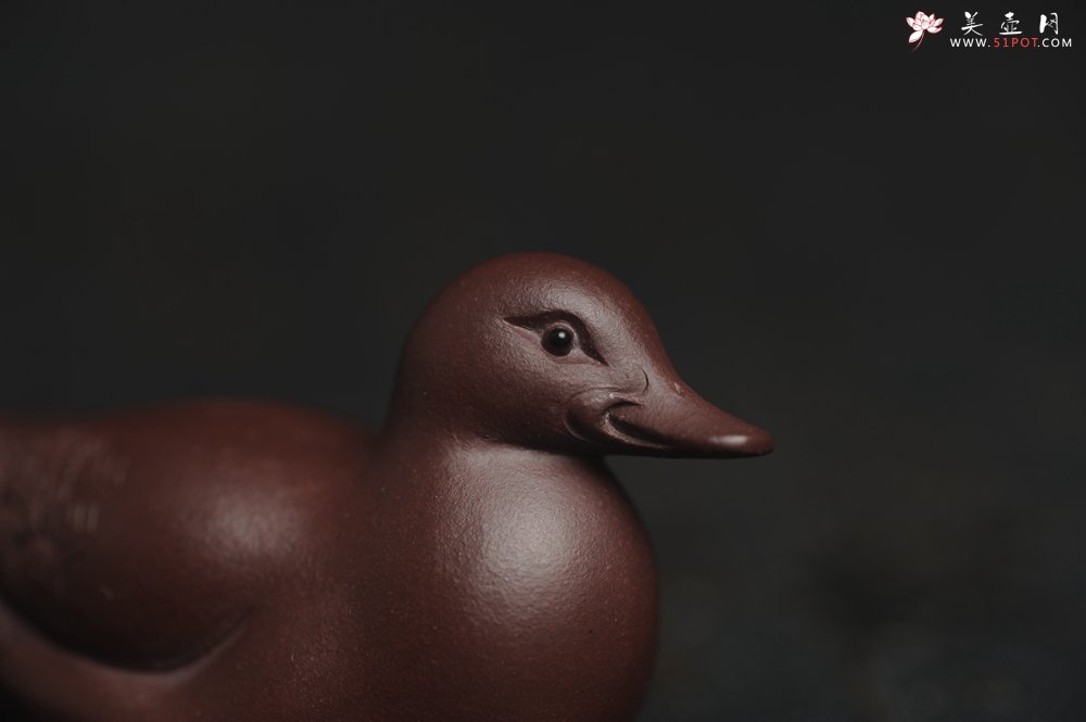 紫砂壶图片：美宠特惠 超精工特好紫泥呆萌小鸭茶宠摆件 长6宽2.5高3cm - 美壶网