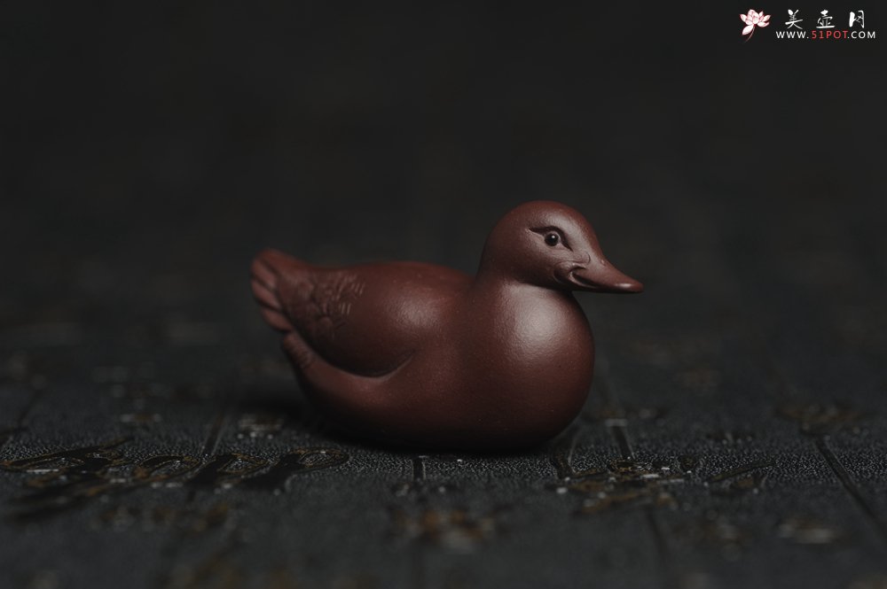 紫砂壶图片：美宠特惠 超精工特好紫泥呆萌小鸭茶宠摆件 长6宽2.5高3cm - 美壶网
