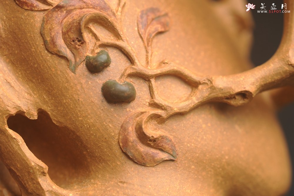 紫砂壶图片：美杯精品特惠 实力演绎全手工老黄段泥松鼠杯 松鼠灵动 贴叶生动 不失为一把好杯 - 美壶网