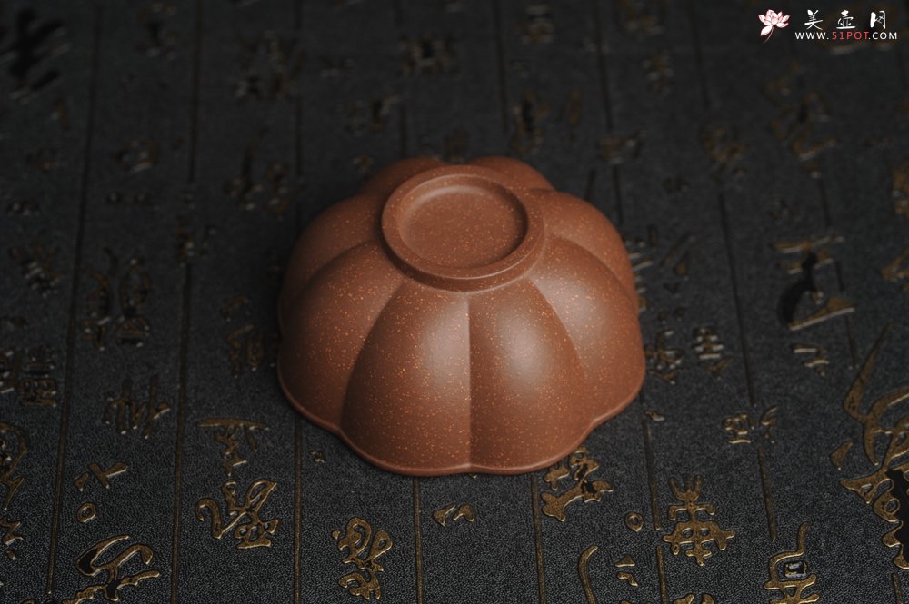 紫砂壶图片：美杯特惠 精致调砂紫泥菱花杯90cc 茶人醉爱 - 美壶网