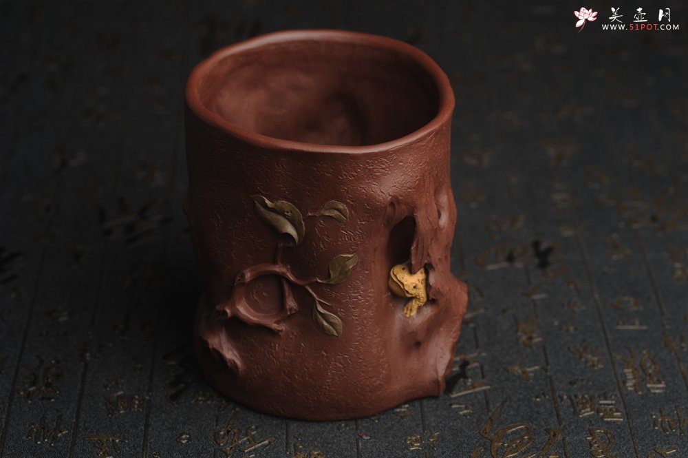 紫砂壶图片：美筒特惠 精致全手工紫泥藏蟾笔筒 高12cm直径10cm 贴叶灵动 金蟾生动 - 美壶网