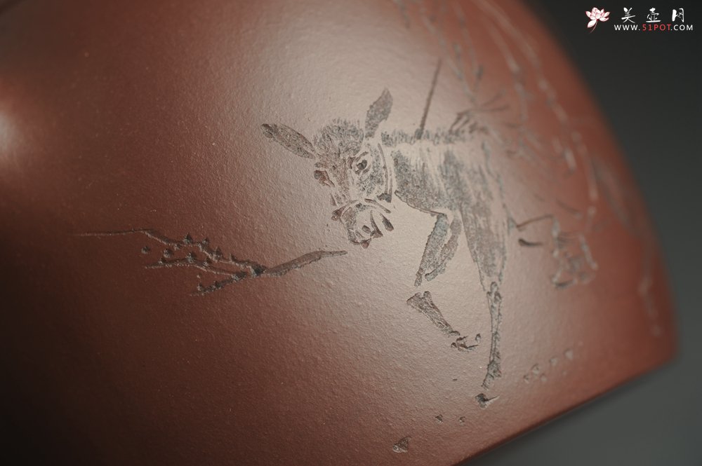 紫砂壶图片：,美壶特惠 超精致老紫泥秦权壶 装饰老子出关图 特文气 不输2000元做工 - 美壶网