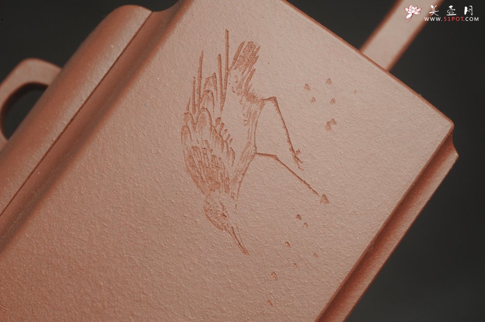 紫砂壶图片：全手工优质紫红泥精致亚明四方壶 装饰养神图 特文气 - 美壶网