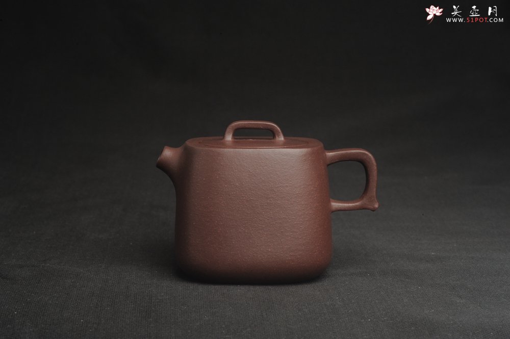 紫砂壶图片：美壶特惠  精致紫泥四方套壶180cc 杯子50cc 一壶二杯 - 美壶网