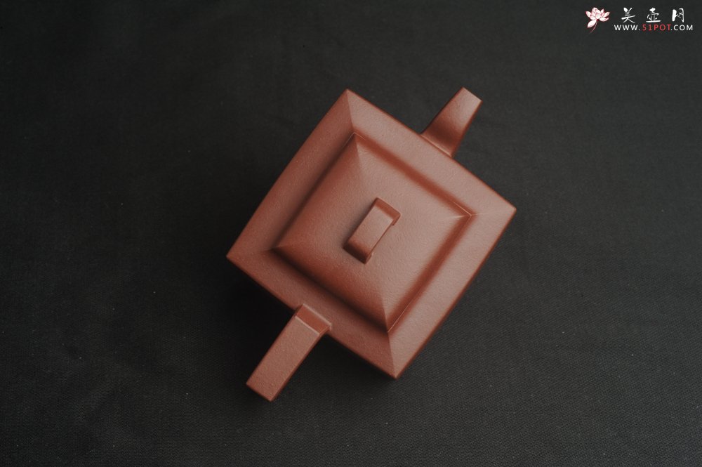 紫砂壶图片：全手工优质紫红泥精致亚明四方壶 装饰养神图 特文气 - 美壶网