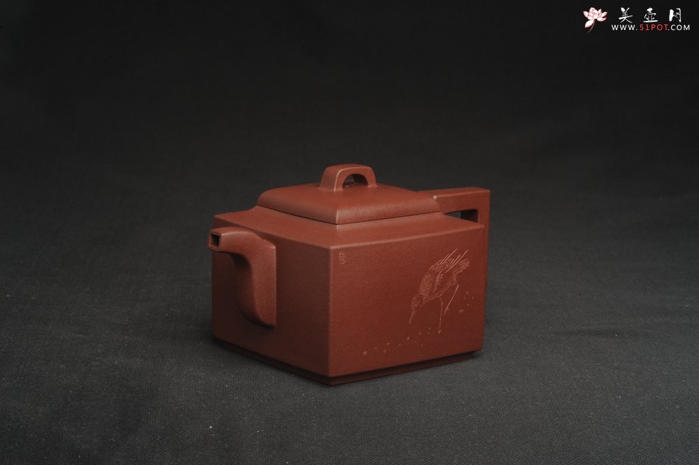 紫砂壶图片：全手工优质紫红泥精致亚明四方壶 装饰养神图 特文气 - 美壶网