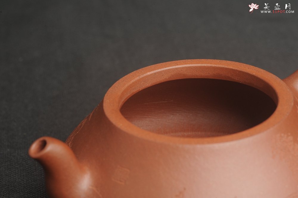 紫砂壶图片：特好底曹青全手工扁瓢  装饰山水 特文气 - 美壶网