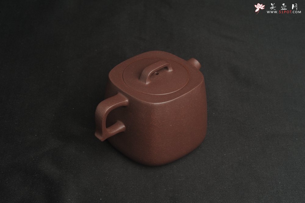 紫砂壶图片：美壶特惠  精致紫泥四方套壶180cc 杯子50cc 一壶二杯 - 美壶网