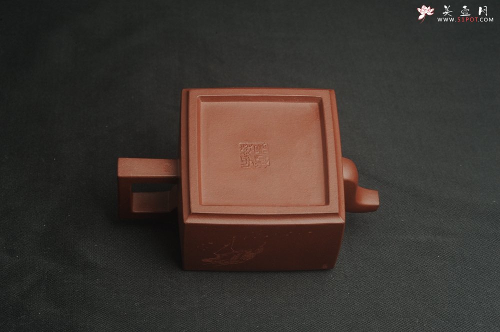 紫砂壶图片：全手工优质紫红泥精致亚明四方壶 装饰养神图 特文气 - 美壶网