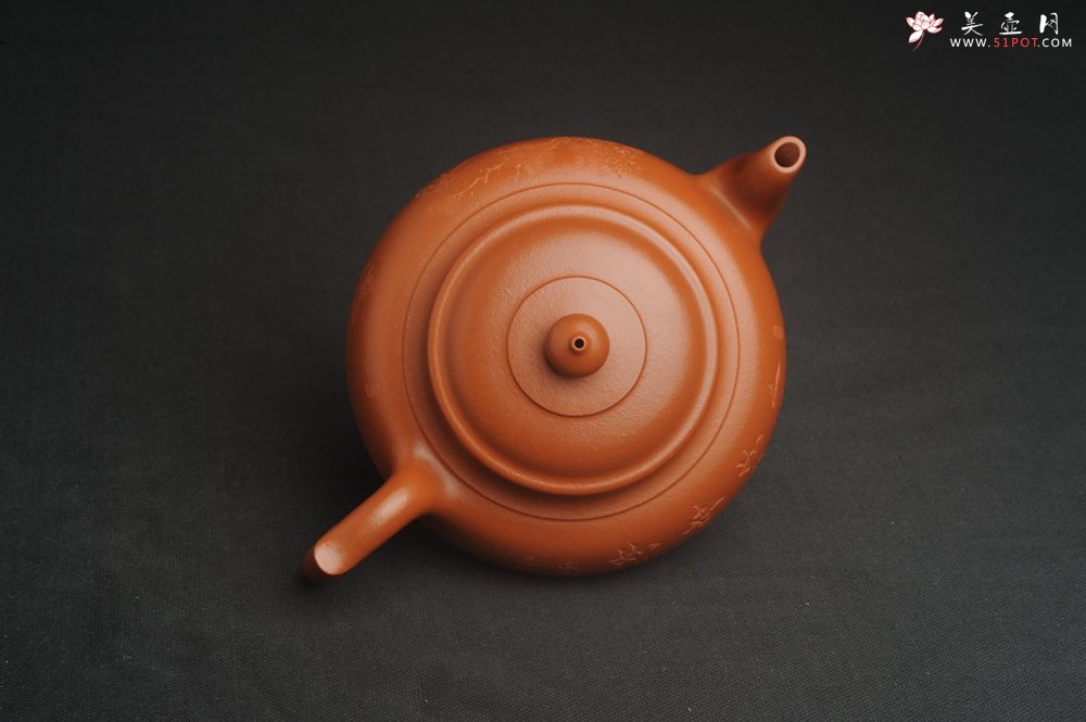 紫砂壶图片：潜力股周小培全手演绎朱泥笑樱壶 中品难度大 方健老师装饰对弈图 - 美壶网