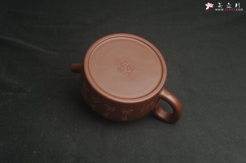 紫砂壶图片：油润黄龙山4号深井红皮龙 全手工德中壶 做工特好 装饰抚琴图 特文气 - 美壶网