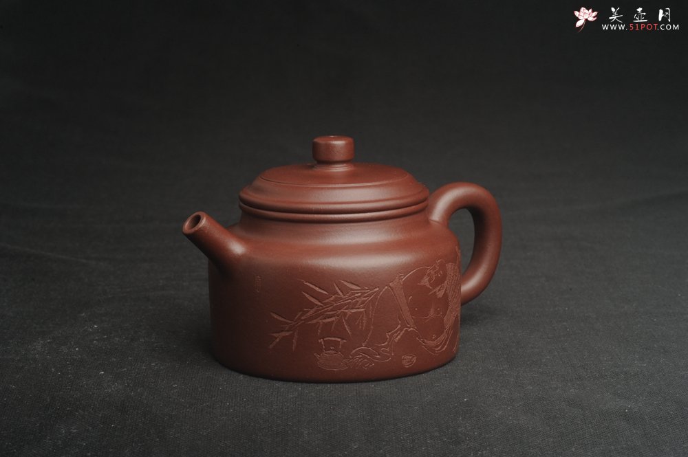 紫砂壶图片：油润黄龙山4号深井红皮龙 全手工德中壶 做工特好 装饰人物特文气 - 美壶网
