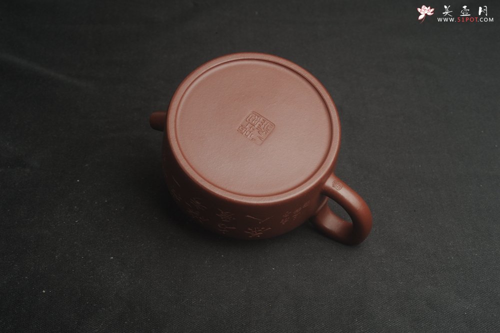 紫砂壶图片：油润黄龙山4号深井红皮龙 全手工德中壶 做工特好 装饰人物特文气 - 美壶网