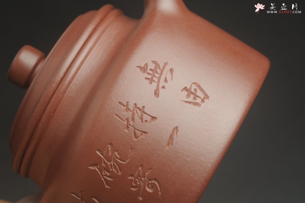 紫砂壶图片：油润黄龙山4号深井红皮龙 全手工德中壶 做工特好 装饰人物特文气 - 美壶网