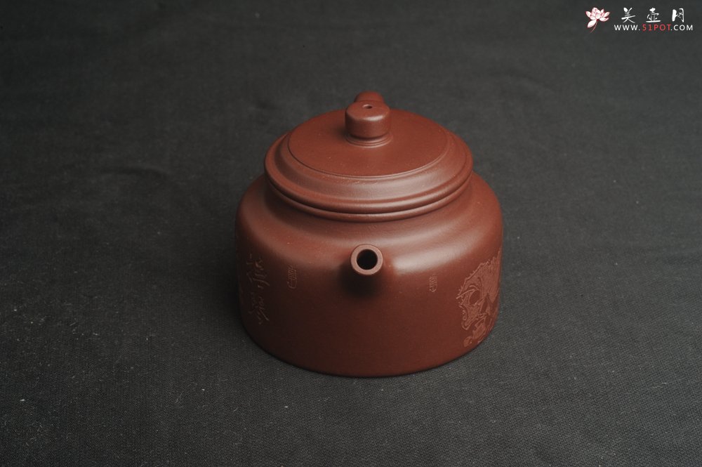 紫砂壶图片：油润黄龙山4号深井红皮龙 全手工德中壶 做工特好 装饰抚琴图 特文气 - 美壶网