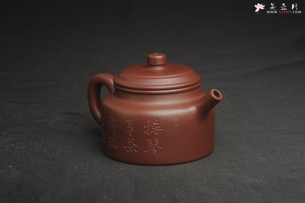 紫砂壶图片：油润黄龙山4号深井红皮龙 全手工德中壶 做工特好 装饰抚琴图 特文气 - 美壶网