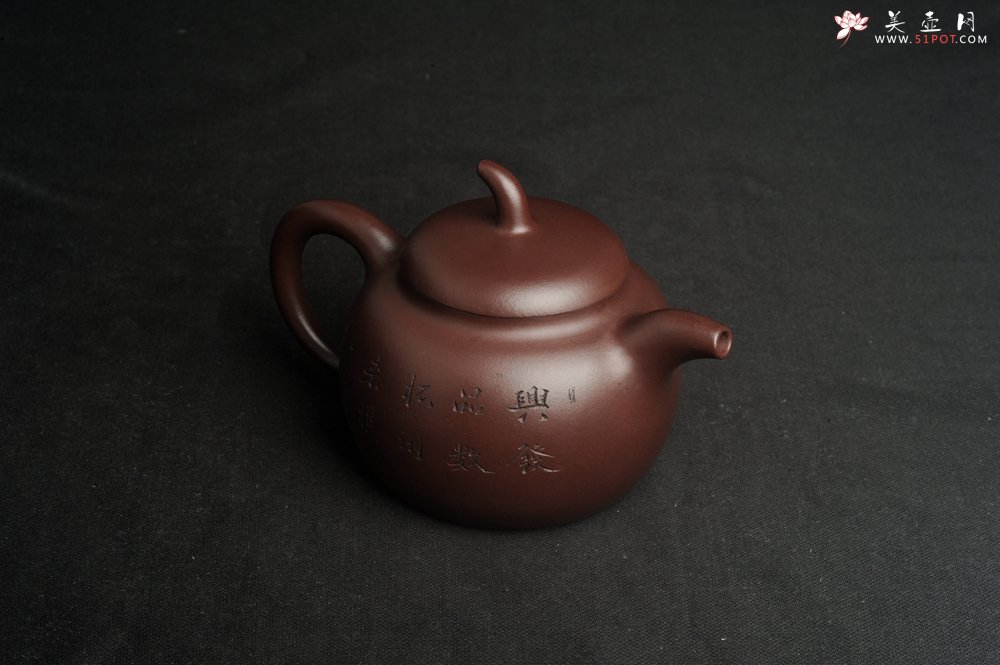 紫砂壶图片：特油润底曹青 全手工一捺底景舟茄段 装饰人物特文气 期待与亲结缘 - 美壶网