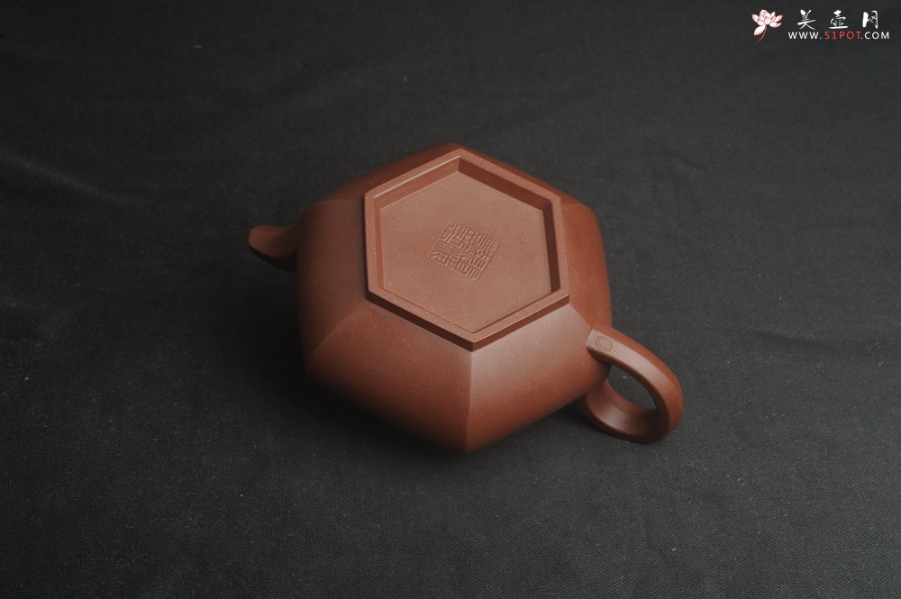 紫砂壶图片：实力派张海艳全手工油润底曹青藏六方壶 线面挺快 - 美壶网