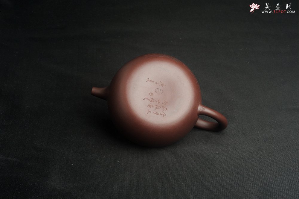 紫砂壶图片：特油润底曹青 全手工一捺底景舟茄段  助工装饰瑞兽 寓意大吉大利 - 美壶网