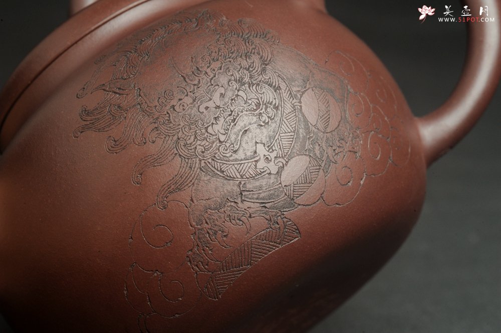 紫砂壶图片：特油润底曹青 全手工一捺底景舟茄段  助工装饰瑞兽 寓意大吉大利 - 美壶网