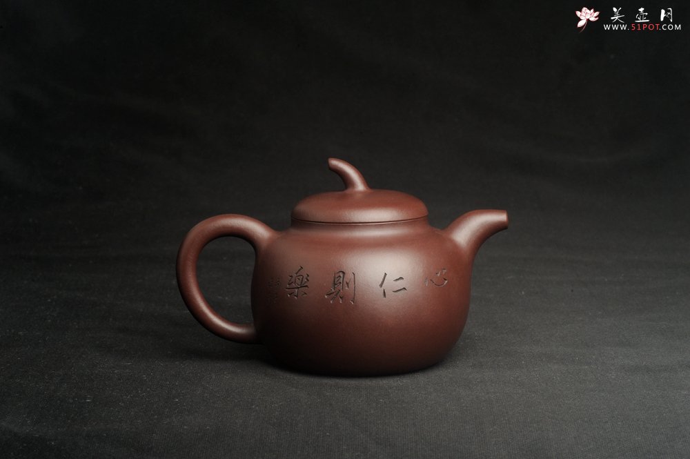 紫砂壶图片：特油润底曹青 全手工一捺底景舟茄段  助工装饰瑞兽 寓意大吉大利 - 美壶网