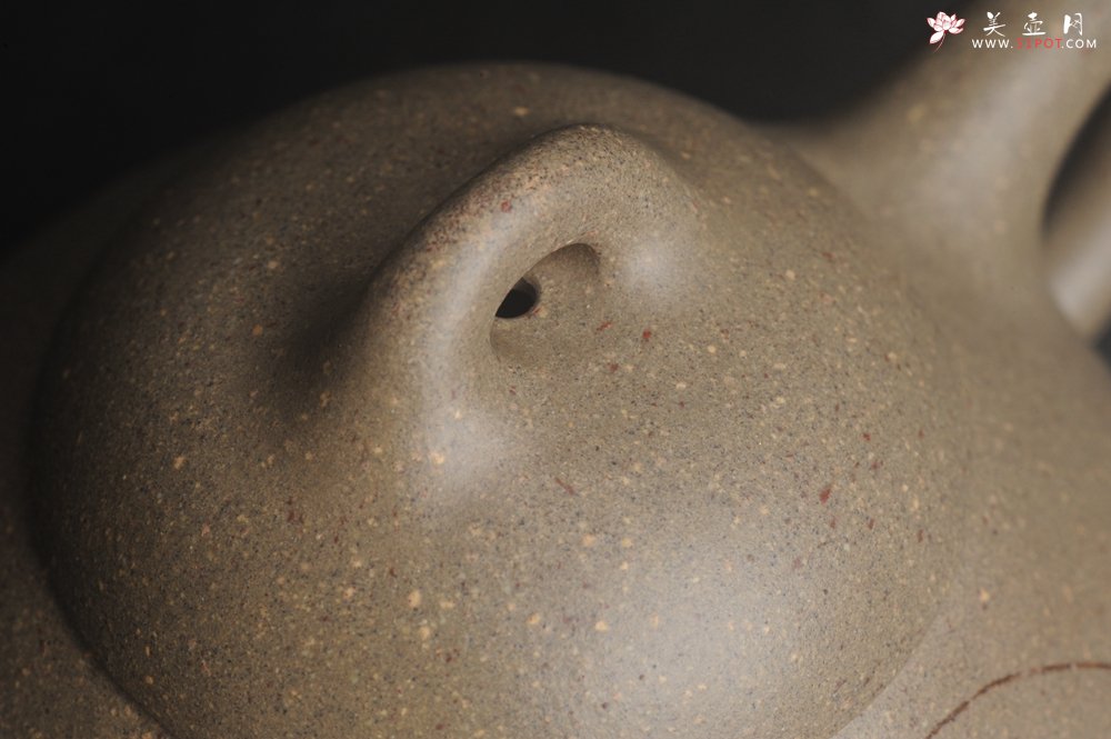 紫砂壶图片：美壶特惠 美壶网特供限量极品高温四号井老青段 精工乳瓢茶壶 装饰人物图 特文气 - 美壶网