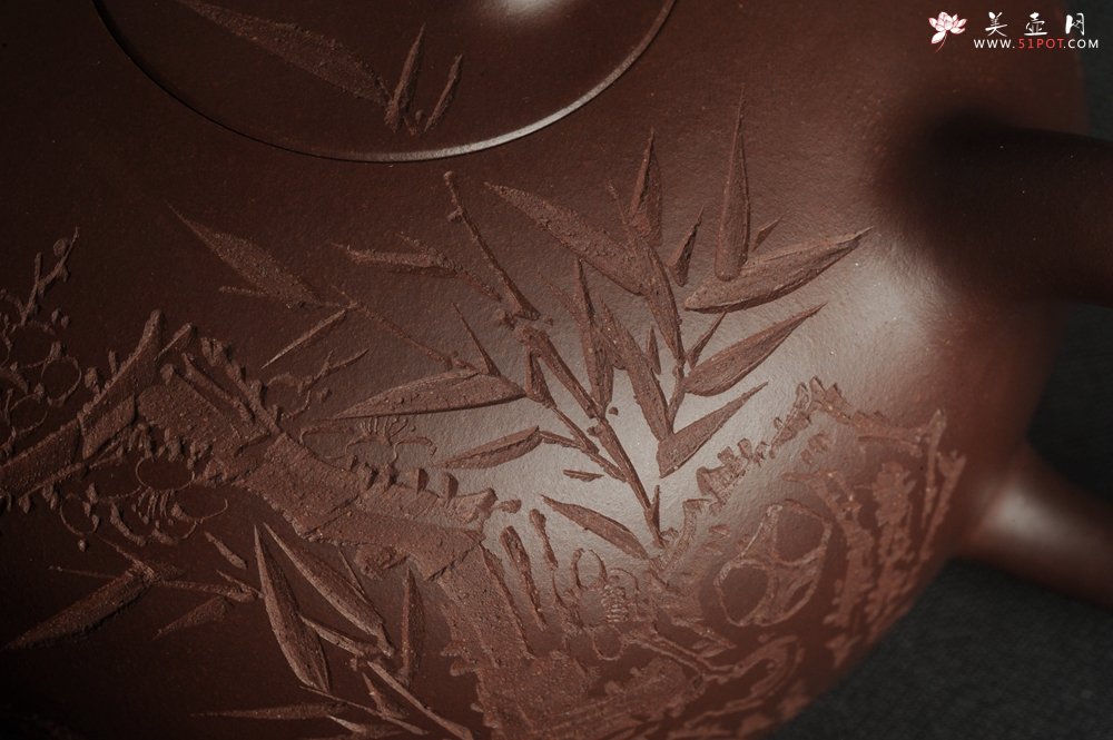 紫砂壶图片：潜力股周小培老师 油润底槽清 卡盖难度相当大 全手工大半月紫砂壶 梅花皎皎类美人 竹枝楚楚若君子 - 美壶网