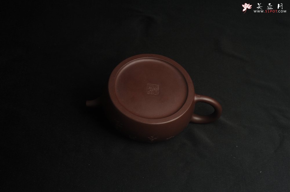 紫砂壶图片：潜力股周小培老师 油润底槽清 卡盖难度相当大 全手工大半月紫砂壶 梅花皎皎类美人 竹枝楚楚若君子 - 美壶网