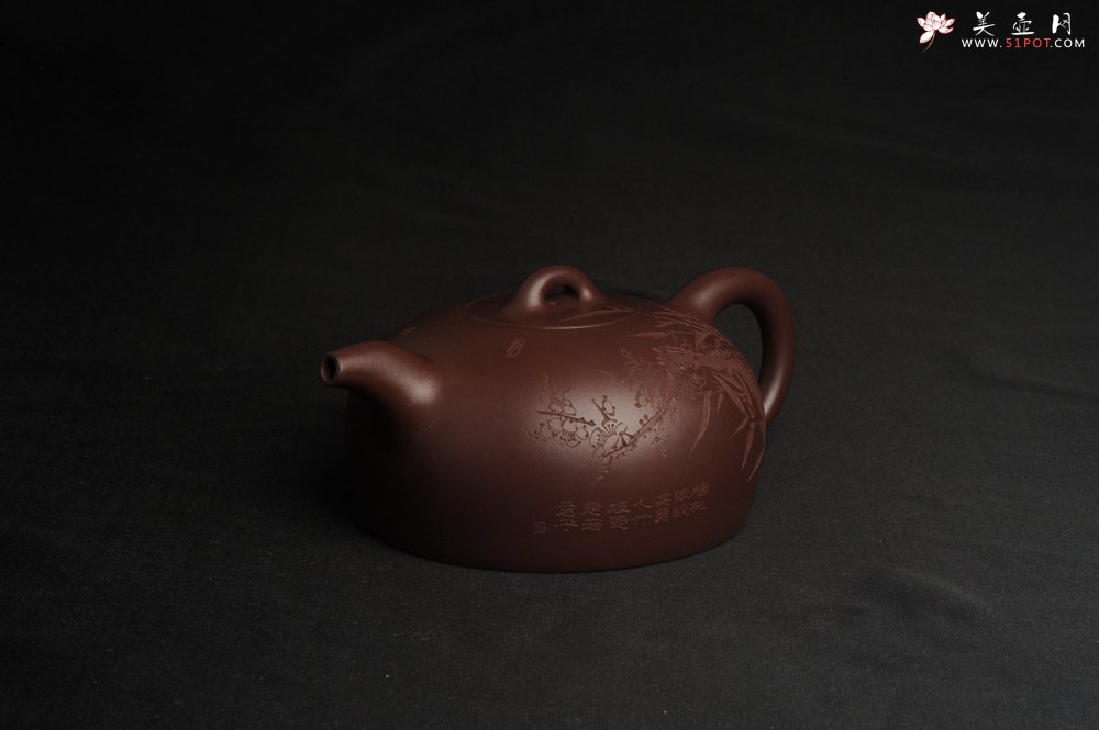 紫砂壶图片：潜力股周小培老师 油润底槽清 卡盖难度相当大 全手工大半月紫砂壶 梅花皎皎类美人 竹枝楚楚若君子 - 美壶网