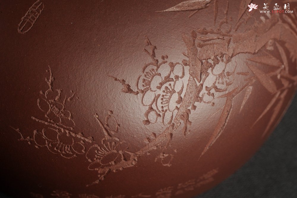 紫砂壶图片：潜力股周小培老师 油润底槽清 卡盖难度相当大 全手工大半月紫砂壶 梅花皎皎类美人 竹枝楚楚若君子 - 美壶网