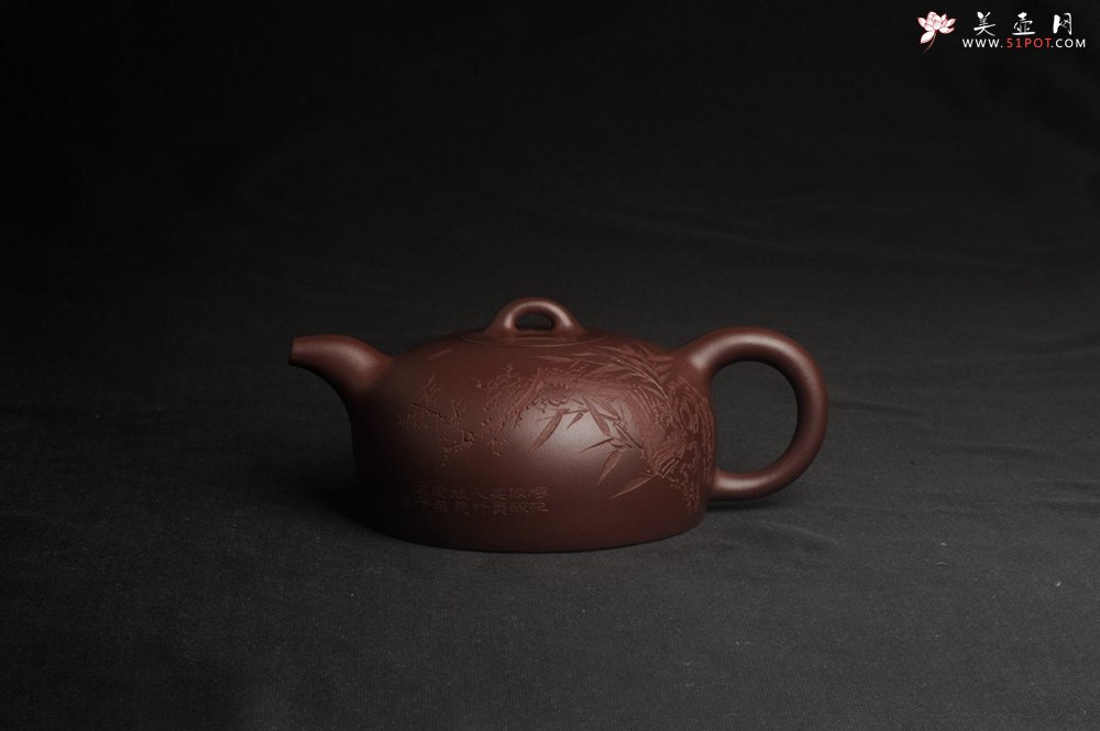 紫砂壶图片：潜力股周小培老师 油润底槽清 卡盖难度相当大 全手工大半月紫砂壶 梅花皎皎类美人 竹枝楚楚若君子 - 美壶网