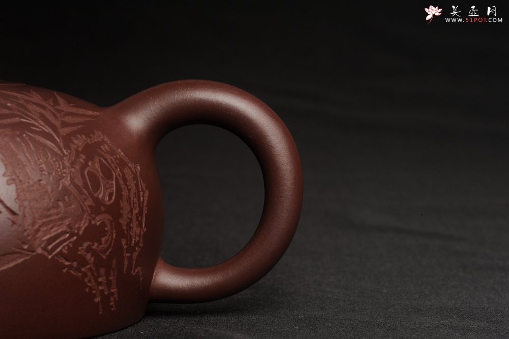 紫砂壶图片：潜力股周小培老师 油润底槽清 卡盖难度相当大 全手工大半月紫砂壶 梅花皎皎类美人 竹枝楚楚若君子 - 美壶网