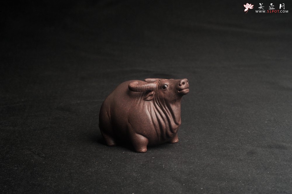 紫砂壶图片：美宠特惠 实力派工艺员姚老师  预计明年升助工  超精品老青灰泥孺子牛茶宠 长8cm高5cm  肌理 - 美壶网